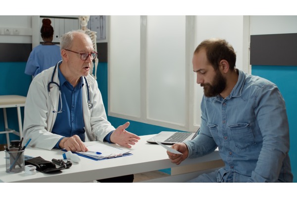 tratamentos capilares - paciente no consultório do especialista em cabelos tratando de seus problemas de alopecia