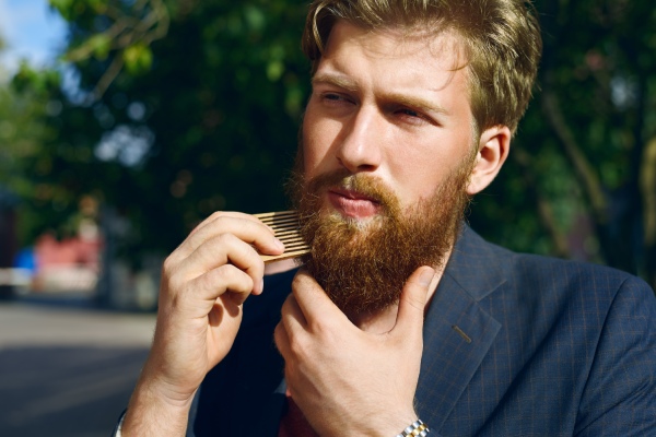 Homem desfruta dos benefícios do implante de barba