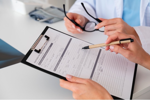 implante capilar nas entradas - Mulher preenchendo um questionário médico em uma clínica