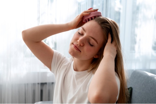 Massagens suaves no couro cabeludo estimulam a circulação sanguínea, promovem relaxamento e ajudam a reduzir a inflamação e o inchaço