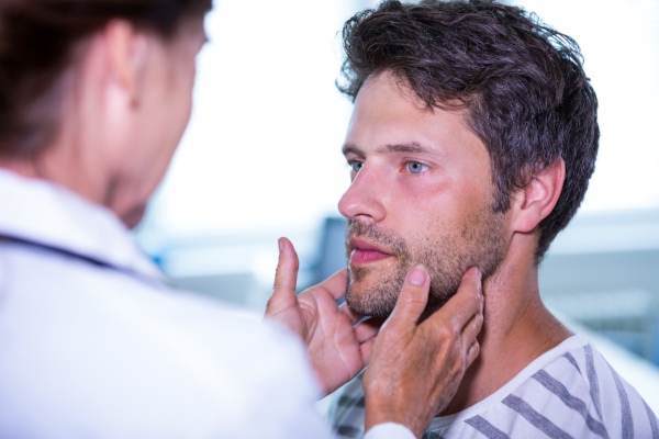 Médico prepara o área de recepção de implante de barba