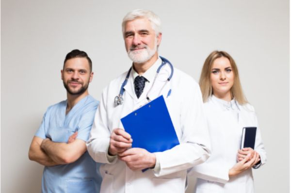 equipe médica especializada de uma clínica de transplante capilar