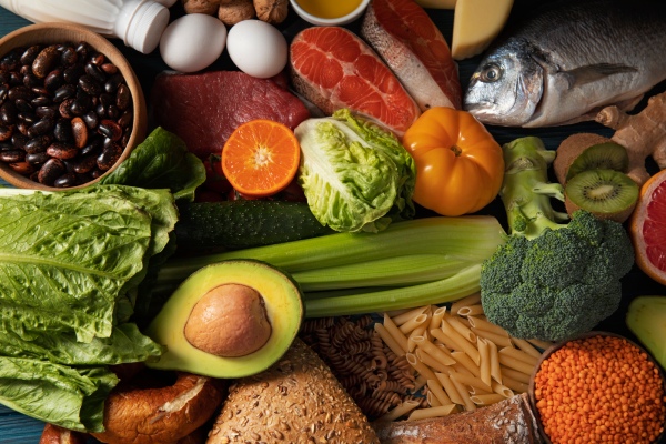Queda cabelo - Carnes magras, ovos, peixes, leguminosas e laticínios são excelentes fontes de proteína de alta qualidade.