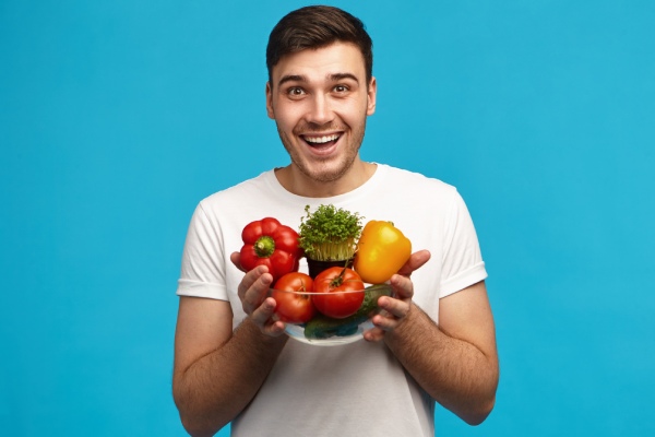 Como tratar dermatite seborréica - jovem segura tigela com frutas e vegetais