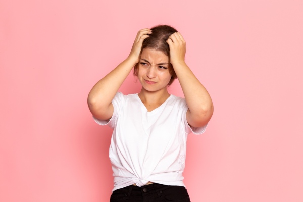 menina preocupada com a queda de cabelo