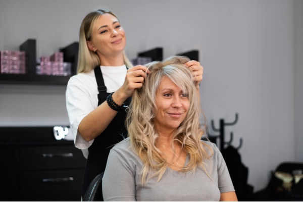 mulher no salão de beleza cortando o cabelo