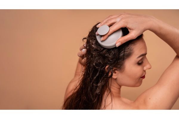 shampoo anticaspa - mulher usa massageador de cabelo no couro cabeludo