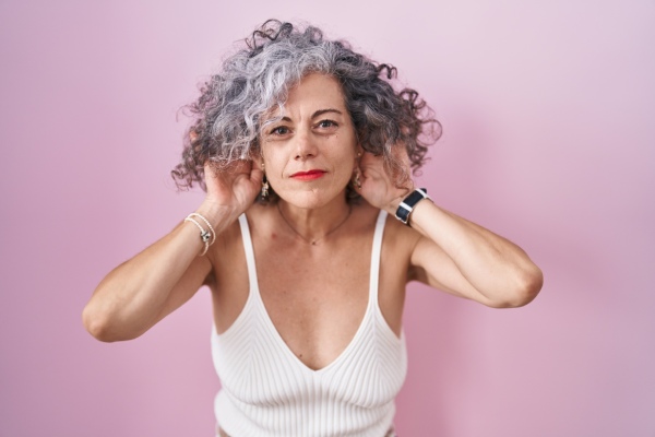 mulher mais velha com lindo cabelo cacheado