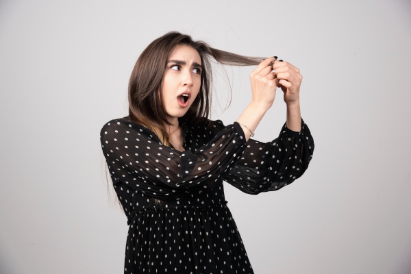 afinamento dos cabelos - mulher segura seu cabelo fino