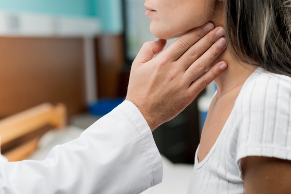 Mulher com hipotireoidismo é examinada por um médico