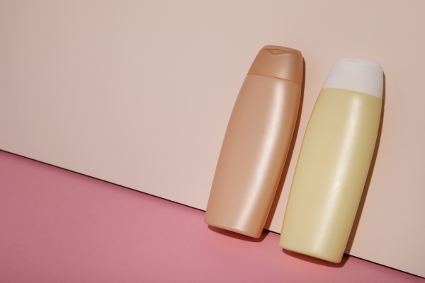 cabelos grisalhos- frascos de shampoo