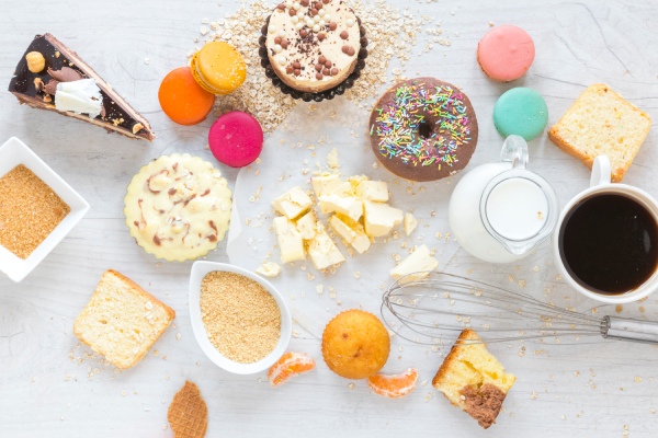 7 alimentos que causam queda de cabelo - conjunto de alimentos compostos de açúcares refinados 