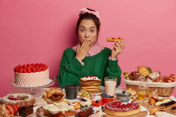 7 alimentos que causam queda de cabelo - mulher consome uma variedade de alimentos processados