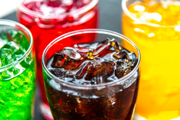 7 alimentos que causam queda de cabelo - conjunto de bebidas açucaradas coloridas