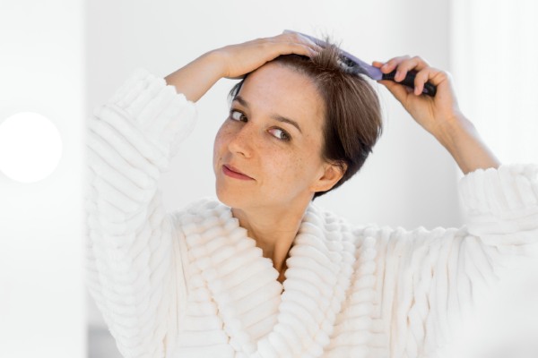 mulher penteando o cabelo