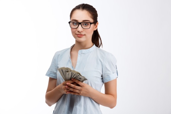 mujer con dinero para pagar implante capilar femenino