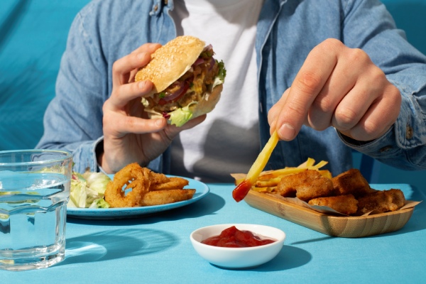 7 alimentos que causam queda de cabelo - conjunto de junk food