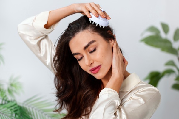 massagem capilar - Mulher fazendo uma massagem capilar