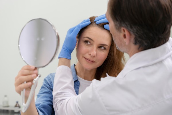 tratamentos capilares profissionais - Mulher recebendo tratamento para queda de cabelo em uma clínica