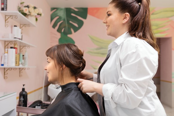 Mulher recebendo tratamento capilar em um salão de cabeleireiro