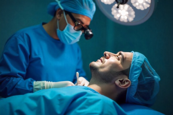transplante capilar no Brasil- Paciente do sexo masculino será submetido a transplante capilar FUE Saphira