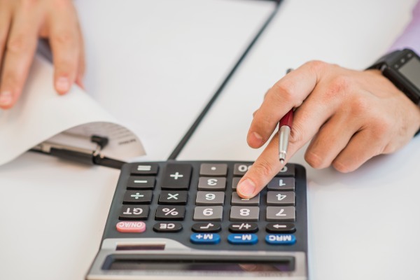 homem calcula o custo de um implante capilar