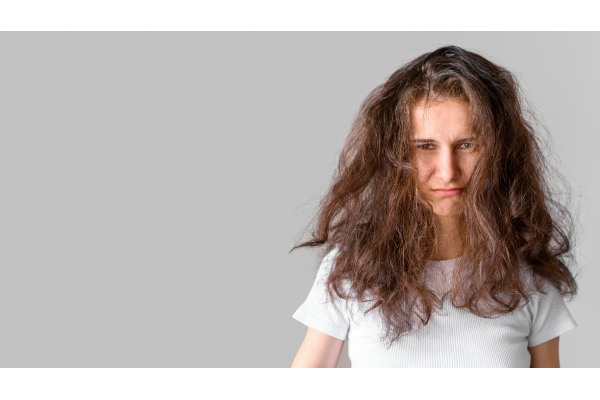 repolarização capilar - Menina tem cabelo crespo e danificado