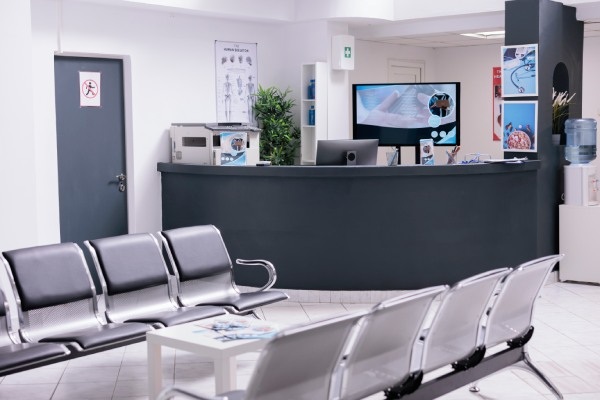 recepcionista de uma clínica de implante capilar