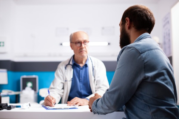 Homem com calvície em consulta médica