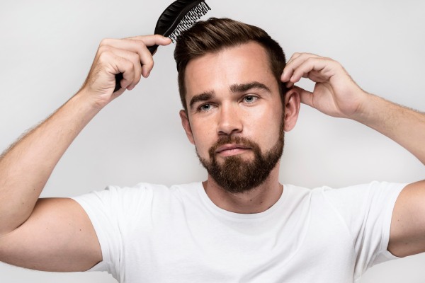 homem penteia o cabelo