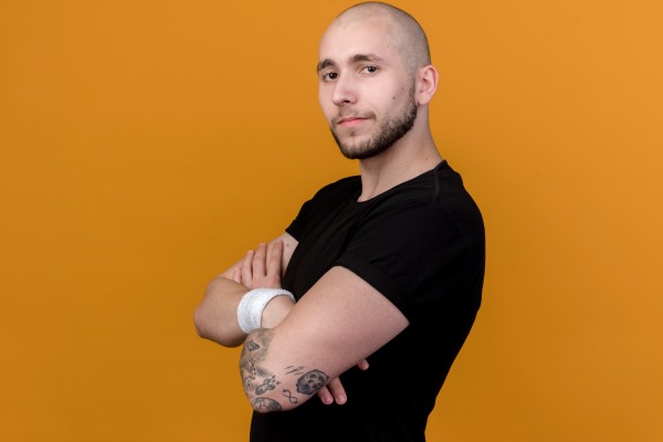jovem com calvície