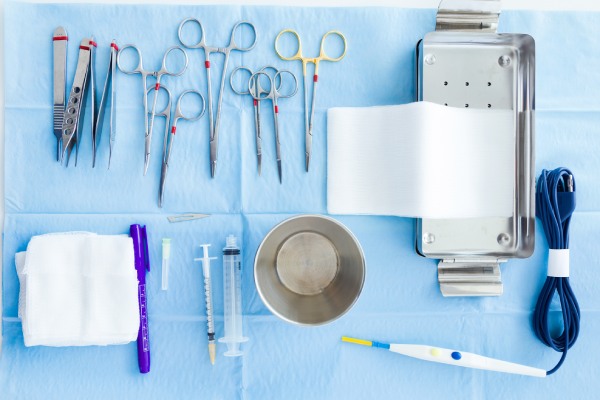 implante capilar preço - mesa com materiais cirúrgicos