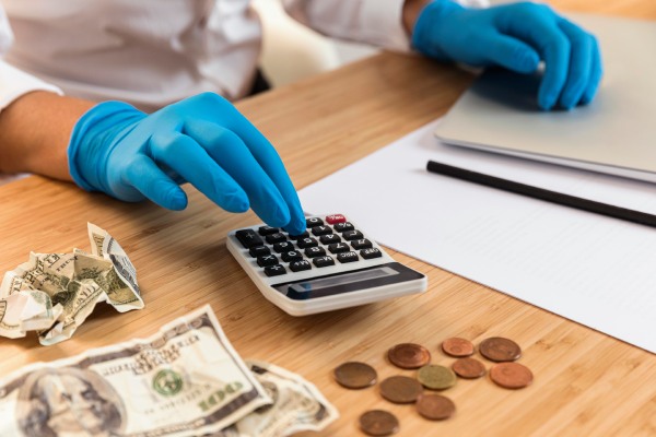 Profissionais da área médica calculam o custo de um transplante capilar